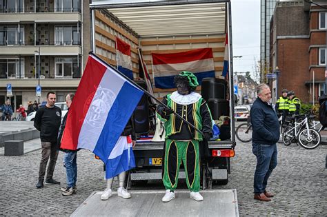 Lijkkist bedekt met de Nederlandse vlag tijdens een militaire begrafenis