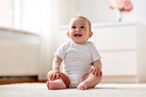 Foto van een baby die comfortabel rechtop zit in een wipstoeltje, met goede ondersteuning.