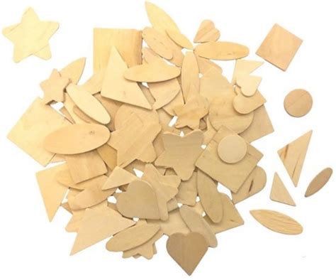 Voorbeelden van houten vormpjes zoals strikjes, sterretjes en hartjes