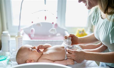 Illustratie die het gemak van verschonen met een slaapzak demonstreert