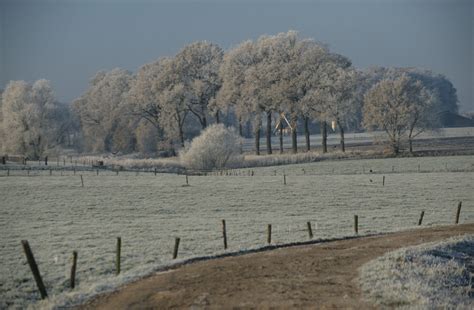 landschap van Twente met glooiende akkers en verspreide bossen