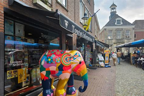 kunststadje Ootmarsum met karakteristieke straatjes en galerieën