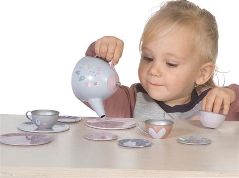 Illustratie van een kind dat een theekransje organiseert met een kleurrijk speelgoed theeservies