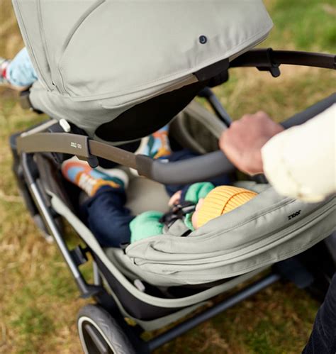 Close-up van de XL wielen en vierwielvering van de Joolz Geo3