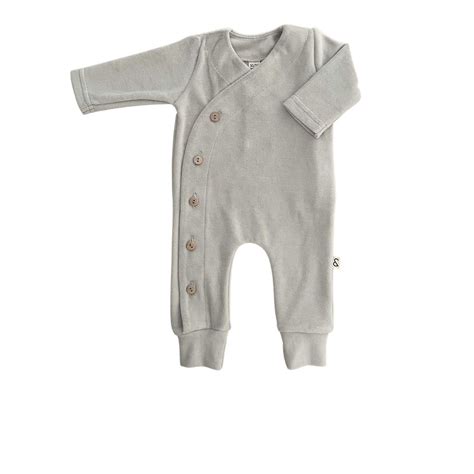 Een schattig, zacht geboortepakje met bijpassend mutsje voor een pasgeboren baby.