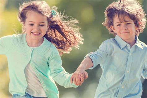 Voorbeelden van diverse geboortepakjes: unisex, voor jongens en meisjes, met verschillende prints en kleuren.