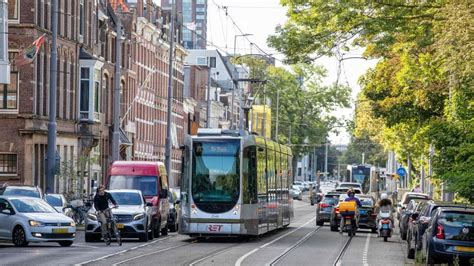 Stadspanorama van Bangkok met veel verkeer en brommers