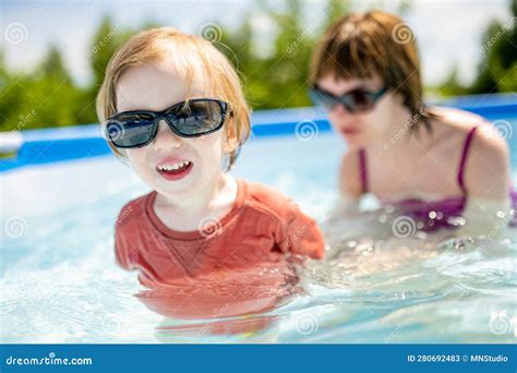 Kinderen die plezier hebben in een groot zwembad