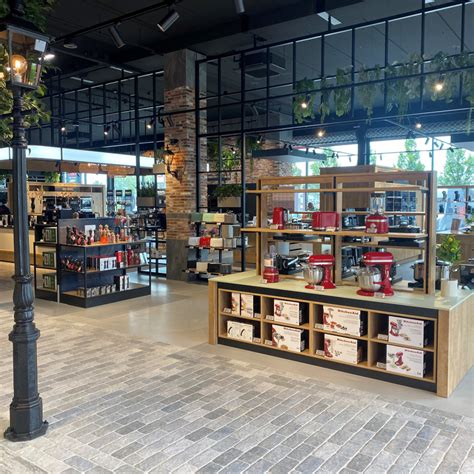 Een winkelinterieur met een assortiment aan babyproducten