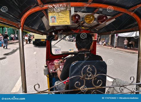 Taxichauffeur in Bangkok met toeristen in de auto