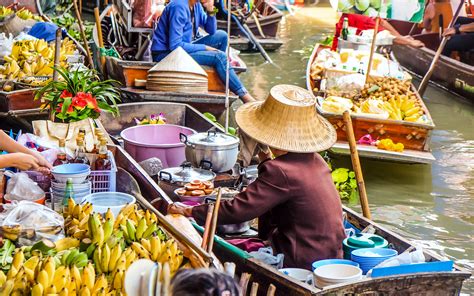 Levendige drijvende markt met boten vol etenswaren