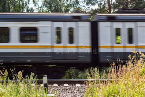 Trein die langs een drukke markt rijdt op de sporen