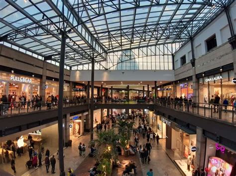 Interieur van een groot winkelcentrum met veel roltrappen