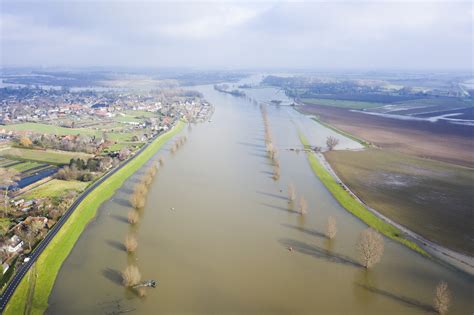 Longtailboot die fietsen en passagiers over een rivier vervoert
