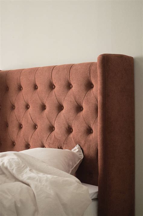 Gedetailleerde foto van het gestoffeerde ledikant Bergamo met gecapitonneerd hoofdbord