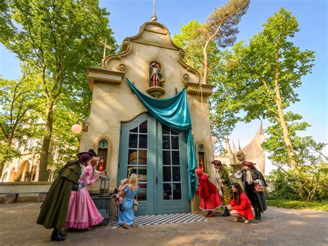 overzicht van faciliteiten voor baby's in de Efteling, zoals verschoonruimtes en buggy-vriendelijke paden