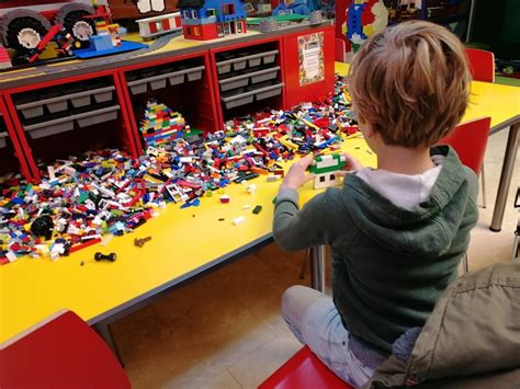 Een kind dat geconcentreerd bouwt met constructiespeelgoed.