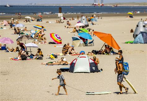 mensen die kitebuggyen op het strand van Zeeland