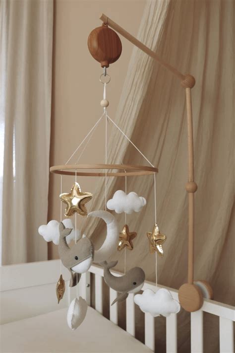 Een Nattou muziekmobiel met zachte knuffelfiguren die boven een babybedje hangen.