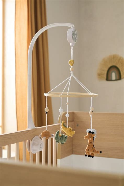 Gedetailleerde foto van een Nattou muziekmobiel met schattige dierenhangers.