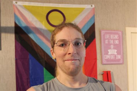 Afbeelding van de Intersekse vlag met uitleg van de symboliek.