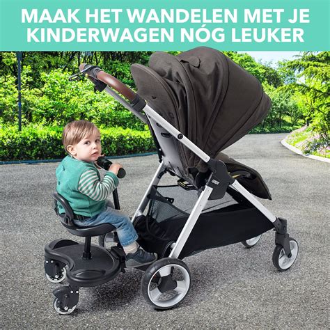 Illustratie van een kinderwagen met een meerijdplankje en een kind erop staand.
