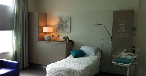 Foto van een van de gezinssuites in het nieuwe geboortecentrum.