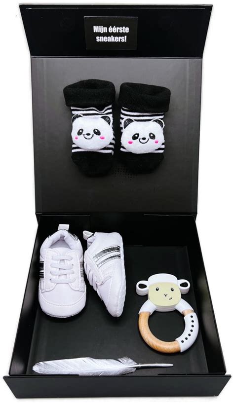 Een cadeaubox met een echoprint en babysokjes als zwangerschapsaankondiging.