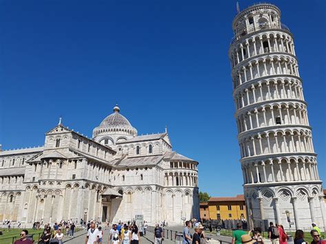 Een 3D-puzzel van de Toren van Pisa, in elkaar gezet, als decoratief object.