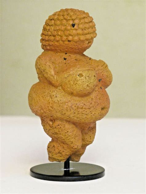 Venus van Willendorf, een iconisch beeldje uit de Steentijd, bekend om zijn overdreven vrouwelijke vormen.