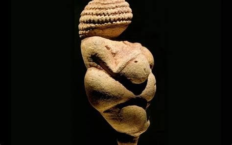 Detail van de Venus van Willendorf, met nadruk op de vergrote vrouwelijke vormen.