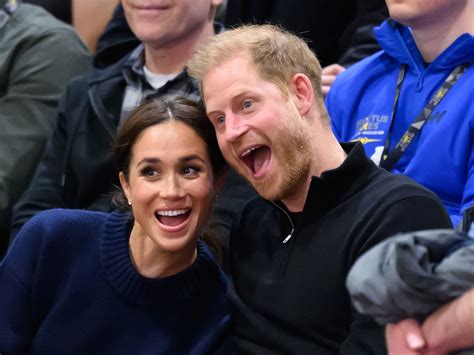 Prins Harry en Meghan Markle in gesprek met Colombiaanse studenten