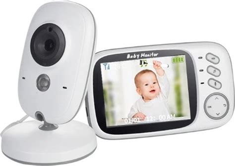 Overzicht van een wifi babyfoon met bijbehorende monitor op een smartphone.