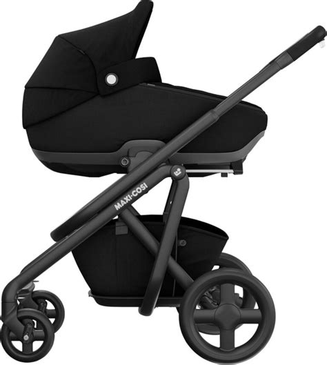 Een Maxi-Cosi reiswieg die op een kinderwagenframe wordt geklikt.