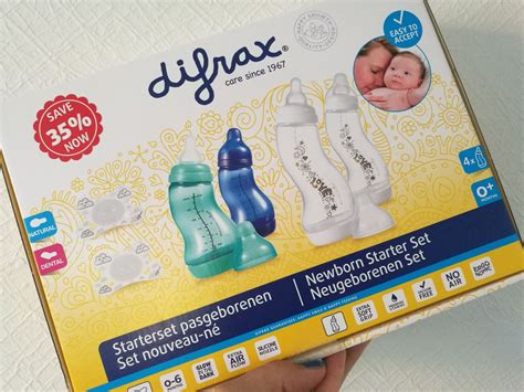 Illustratie van de ergonomische S-vorm van de Difrax fles en hoe deze de voeding ondersteunt.