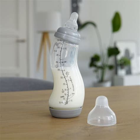 Voorbeeld van een glazen Difrax S-fles en een fles gemaakt van polypropyleen.