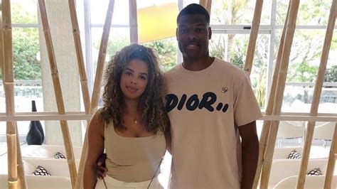 Denzel Dumfries met zijn partner Jaimy Kenswiel