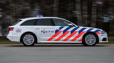 Illustratie van een kind dat lachend in een elektrische politieauto zit, met zwaailichten die aanstaan.