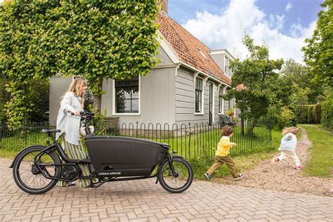 Schematische weergave van een bakfiets met bevestigde Maxi-Cosi