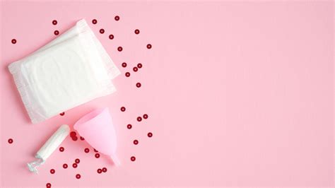 illustratie van menstruatieproducten zoals tampons en cups
