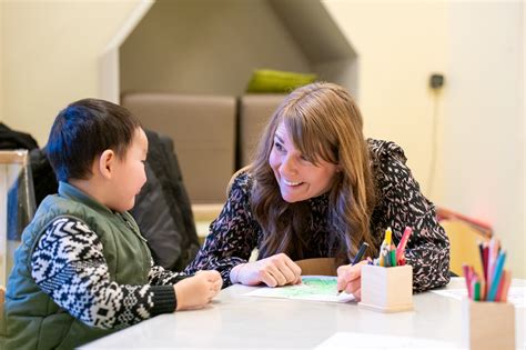 Een pedagogisch professional die een kind helpt wennen in de kinderopvang