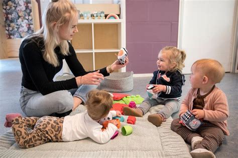 Een mand met reservekleding voor kinderen in de kinderopvang