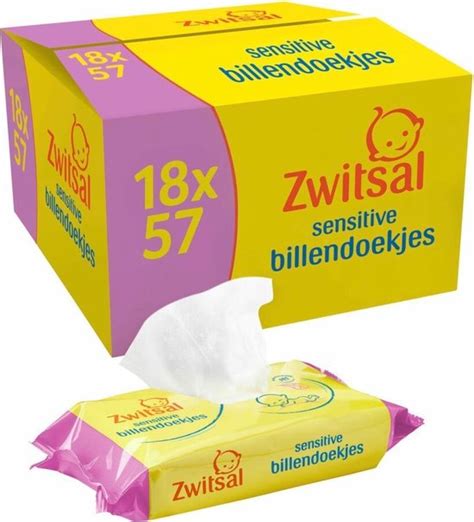 Een gedetailleerde foto van een babydoekjes box op een commode, die de esthetische integratie in de babykamer illustreert.