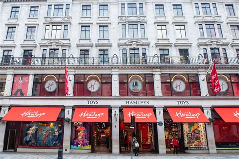 Buitenkant van de imposante Hamleys speelgoedwinkel in Londen