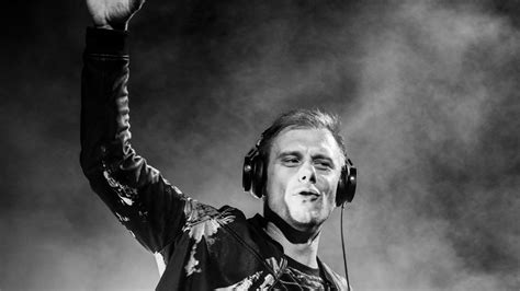 Foto van Armin van Buuren achter de draaitafels