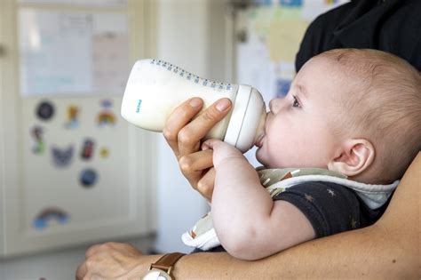 Baby die een flesje met melk drinkt