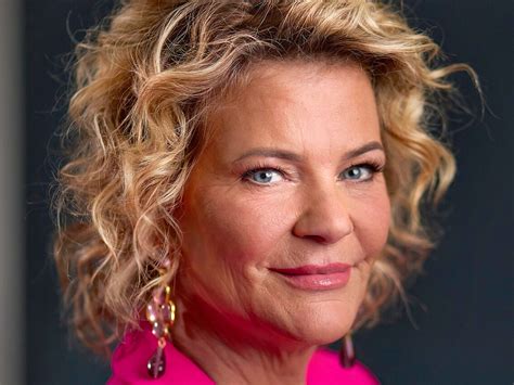 Een afbeelding van Rembrandts ets van zijn zieke vrouw Saskia, met nadruk op de tederheid en intimiteit van de weergave.