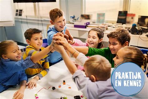 Een groepje kinderen zit samen aan tafel tijdens een knutselactiviteit.