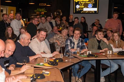 Overzicht van een quizavond met deelnemende ploegen