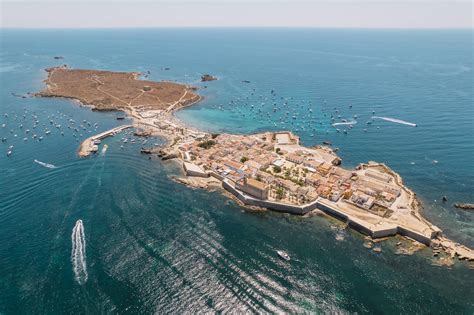 boottocht naar het eiland Tabarca met de rotsachtige kustlijn zichtbaar